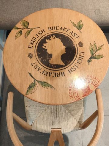 紫色標誌與牆面藝術