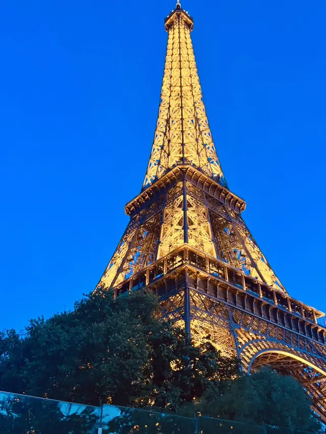 Paris Bucket List: Eiffel Tower in Full Sun 🌞🇫🇷