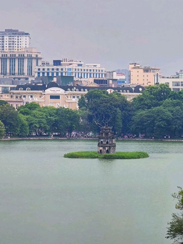 A romantic walk by the Hanoi lake 