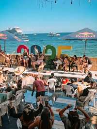 🇲🇽Medano Beach hits different when you’re sipping margaritas at Mango Deck by noon 🍹🔥