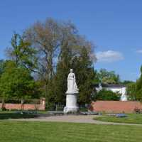 Alexandrinendenkmal…She’s there…