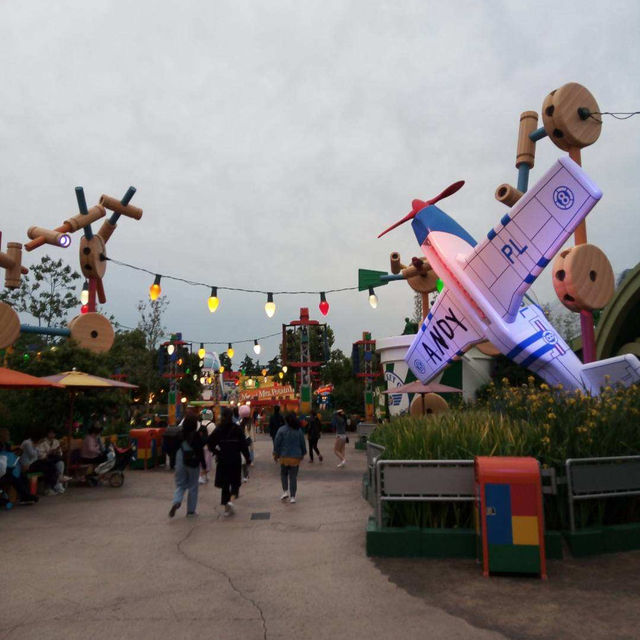 Shanghai Disneyland Park for the Fun and Adventure 