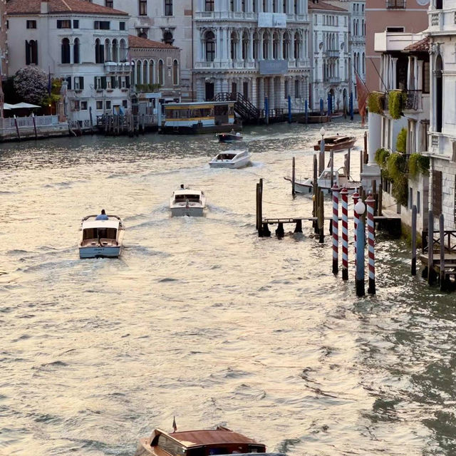 水上威尼斯：浪漫的船之旅 -Venice on Water: A Romantic Boat Journey