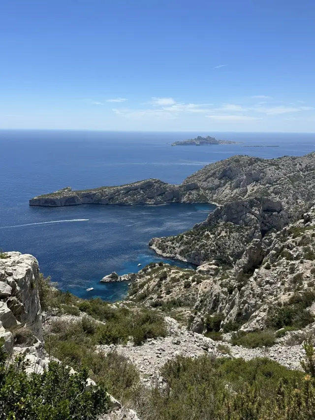 Hiking Experience in Southern France: Calanques National Park! Walking Along the Beautiful Ocean!