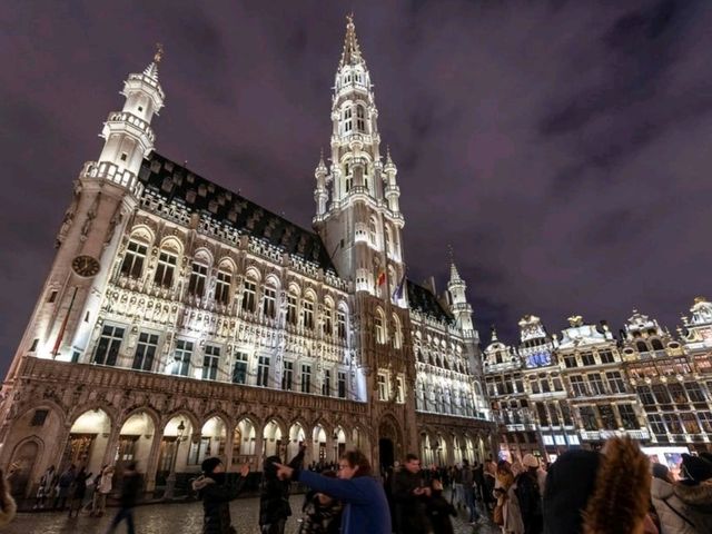ชมแสงสีคริสต์มาสสุดอลังการที่จตุรัส Grand Place