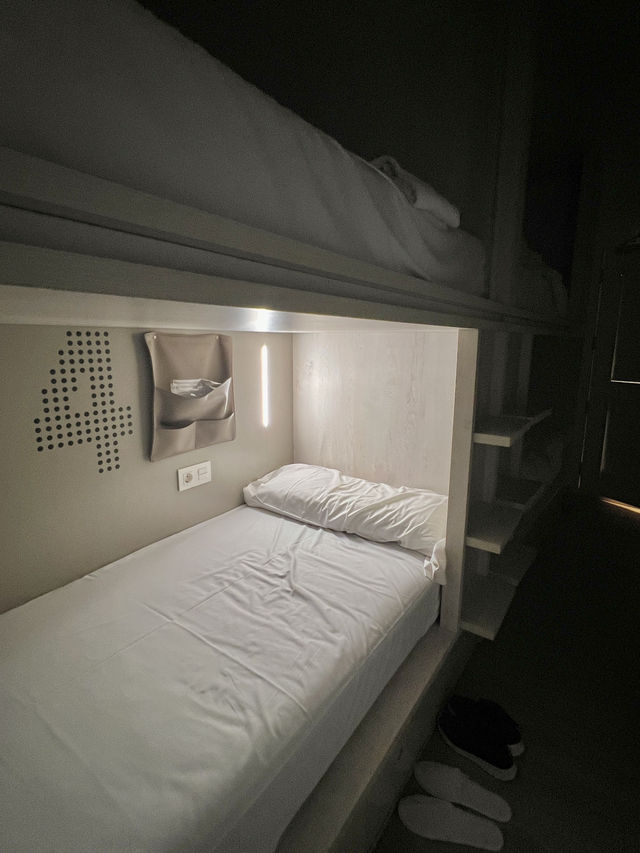 세비야 가성비 숙소 Room00 Salvador