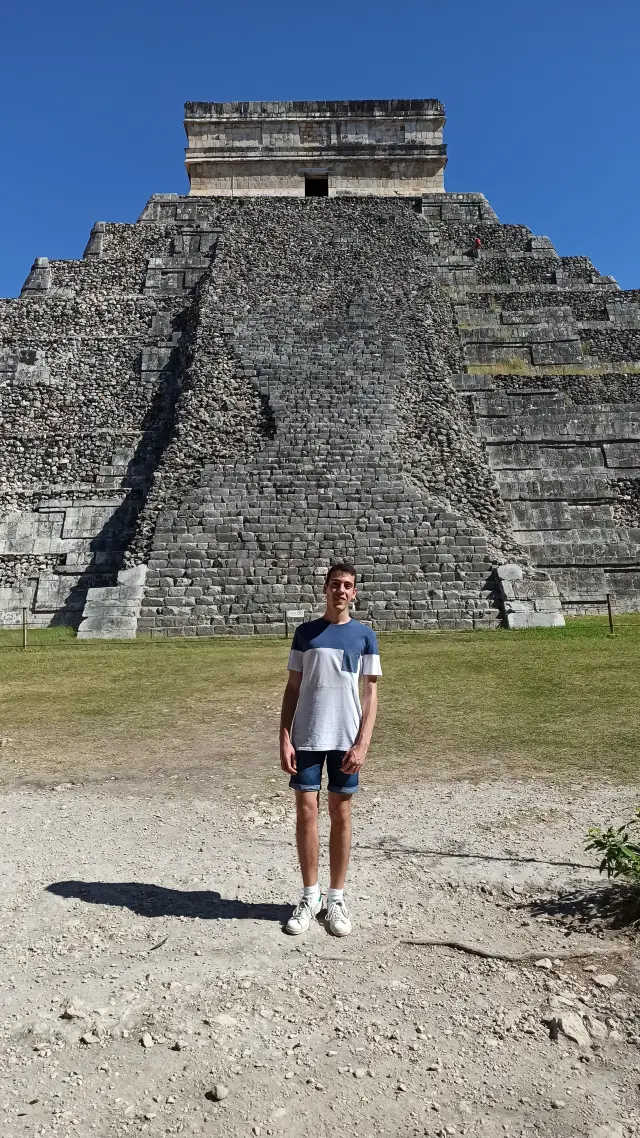 🌅 Early morning at Chichén Itzá – A Wonder of the World in Silence 🏛️✨