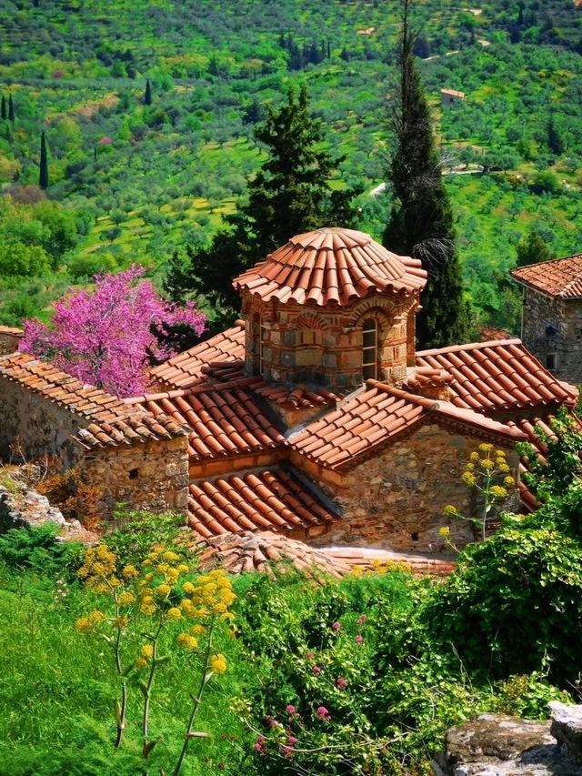 🏰 Mystras – The Byzantine Ghost City of the Peloponnese