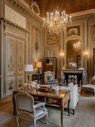 巴黎克里雍酒店 (Hotel de Crillon, A Rosewood Hotel) 以其古典魅力和無可挑剔的奢華，在巴黎市中心為您帶來極致體驗。飯店將西式建築的宏偉氣勢與現代舒適完美融合！ 🥂 無論您是在協和廣場漫步，還是在套房內靜享美景，這家歷史悠久的宮殿式酒店都將從您抵達的那一刻起，為您營造出優雅的巴黎氛圍。

步入陽光普照的大堂，令人驚嘆的建築將為您的入住體驗定下基調——想像一下，大理石柱、高聳的穹頂，以及處處可見的精緻細節。飯店地理位置優越，步行即可輕鬆抵達聖奧諾雷街 (Rue Saint-Honoré) 的高級精品店，以及杜樂麗花園和塞納河畔等熱門打卡點。客房內，精緻的裝飾和窗外經典的巴黎屋頂景色盡收眼底，為您打造專屬的城市遐想空間！ 📸

拍照小撇步：

1. 從宏偉的樓梯上拍攝大廳的水晶吊燈，打造一張足以登上《建築文摘》(Architectural Digest) 的精美照片。 2. 利用休息室高窗灑下的自然光，輕鬆拍攝人像或營造氛圍的室內場景。

3. 想要捕捉經典的巴黎飯店瞬間？那就從房間陽台上欣賞協和廣場上夕陽的餘暉吧——無需濾鏡！

當飢腸轆轆時，酒吧的招牌雞尾酒和主廚精心製作的美味早餐糕點絕對不容錯過（當然，喜歡冒險的美食家也可以去當地的烘焙店尋找更多選擇）。如有特殊場合，您可以請專屬管家安排提前入住或訂製迎賓禮品——這裡的員工會像對待皇室成員一樣款待每一位賓客。

準備好開啟您的巴黎之旅了嗎？透過 trip.com 預訂，即可享有專屬優惠價格和即時客房資訊。小撇步：避開人潮，選擇清晨或傍晚遊覽主要景點，並留出時間在附近的咖啡廳悠閒漫步！

#巴黎 #豪華酒店 #克里雍酒店 #旅行達人 #值得拍照打卡