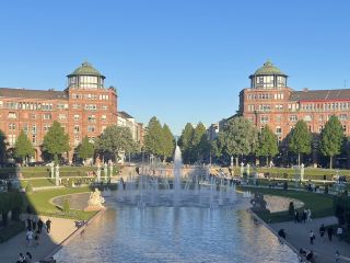 曼海姆(Mannheim)位於德國西南部巴登-符騰堡州,坐落於萊茵河與內卡河交匯處,人口約33萬,是該州第二大城市,也是萊茵—內卡都會區的重要中心。曼海姆始建於17世紀,以獨特的棋盤式街區規劃聞名,被譽為德國“方格之城”,街區採用字母和數字編號,極具特色。曼海姆最著名的建築是巴洛克宮(Mannheimer Barockschloss),如今為曼海姆大學所在地。市中心的水塔及弗里德里希廣場則是城市最具代表性的地標。曼海姆還是德國工業和科技發展的重要城市。1886年,卡爾·本茨在這裡成功試駕世界第一輛實用汽車,因此曼海姆被譽為現代汽車的誕生地。