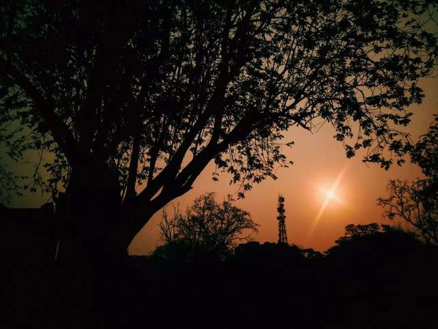 Ayutthaya: Amidst the hustle and bustle of the world, as the sun sets and the journey comes to an end, the glory of a hundred years is but a fleeting cloud of smoke.