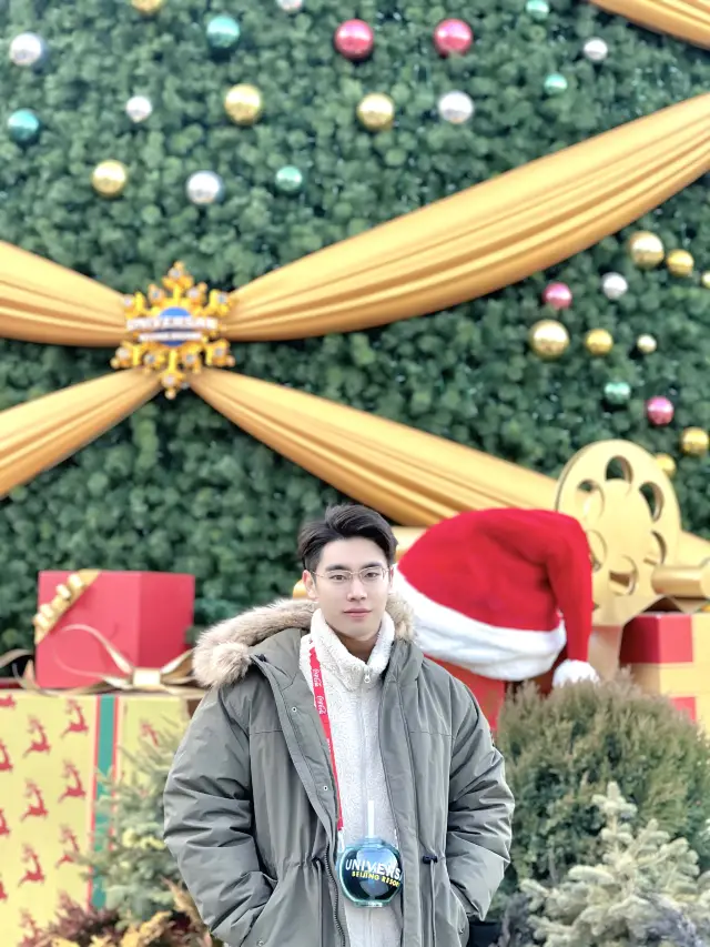 베이징 유니버설 스튜디오 20미터 높이의 크리스마스 트리로 휴일 분위기가 천장에 닿습니다