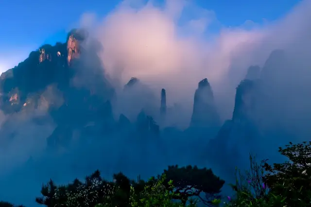 Sanqing Mountain, also known as Shaohua Mountain and Yashan, is located at the junction of Yushan County, Shangrao City, Jiangxi Province and Dexing City