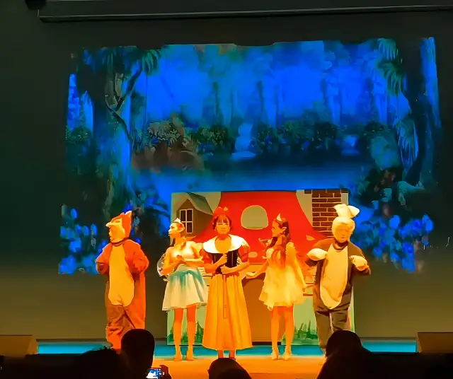 海花島の白雪姫子供劇