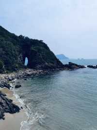 來東涌沙灘欣賞一下海蝕拱橋吧！