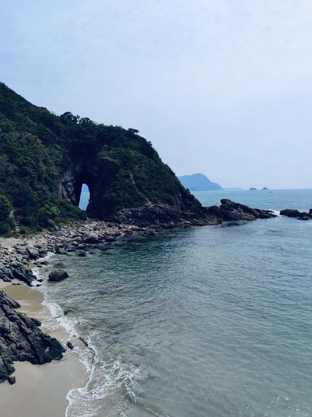 來東涌沙灘欣賞一下海蝕拱橋吧！