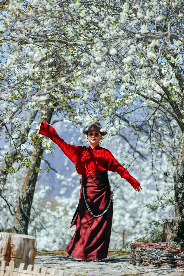 In the spring of 2004, I chose Zhonglu Tibetan Village