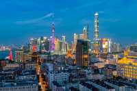挖到上海寶藏酒店，窩在房間看外灘夜景。