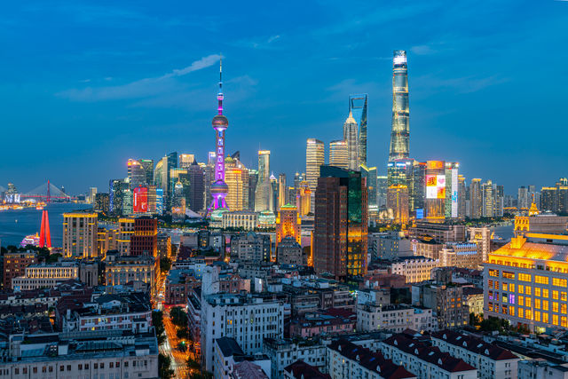 挖到上海寶藏酒店，窩在房間看外灘夜景。