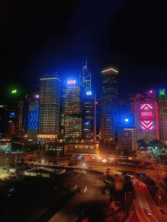 坐中环摩天轮，赏维港夜景