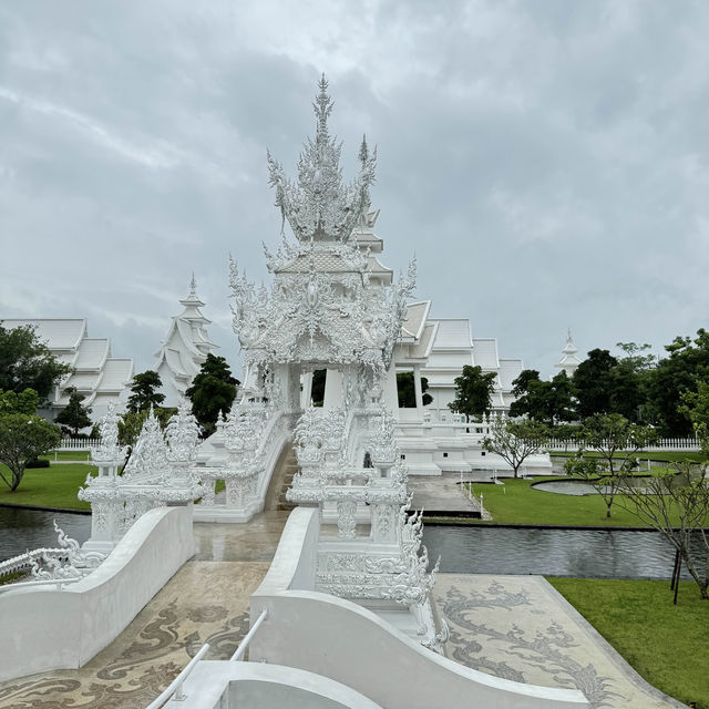 White Temple is stunning even in rainy days 