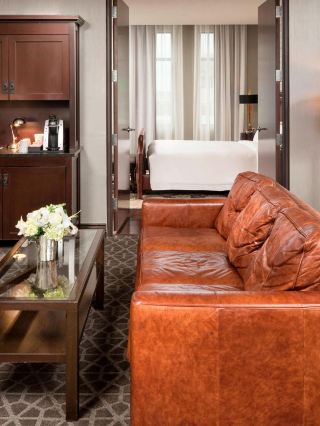 🌟 Minneapolis Marvels: Luxe Lodgings Unveiled! 🏨✨