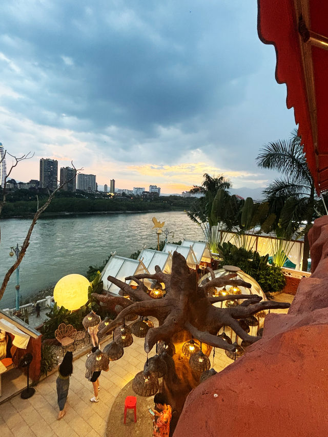 享受美食，欣賞霓虹江景，盡在湄南江景。