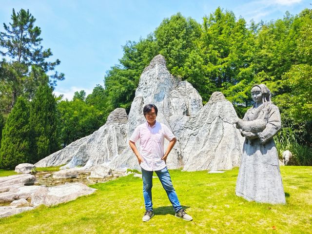 武漢園博園離漢口站頗近，有地鐵，但下車後要走一段路程。園博園頗大，需要收門票。如果純步行遊玩會略為耗費體力。