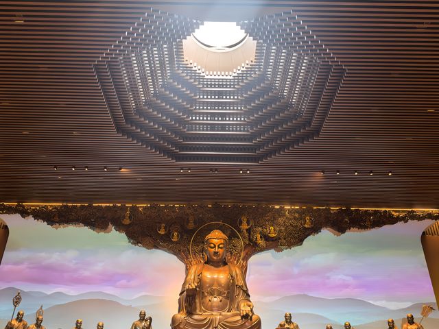 天空之鏡  彌勒聖壇。