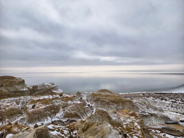 新疆阿勒泰烏倫古湖｜在銀白色冬天趕一場雪海日落