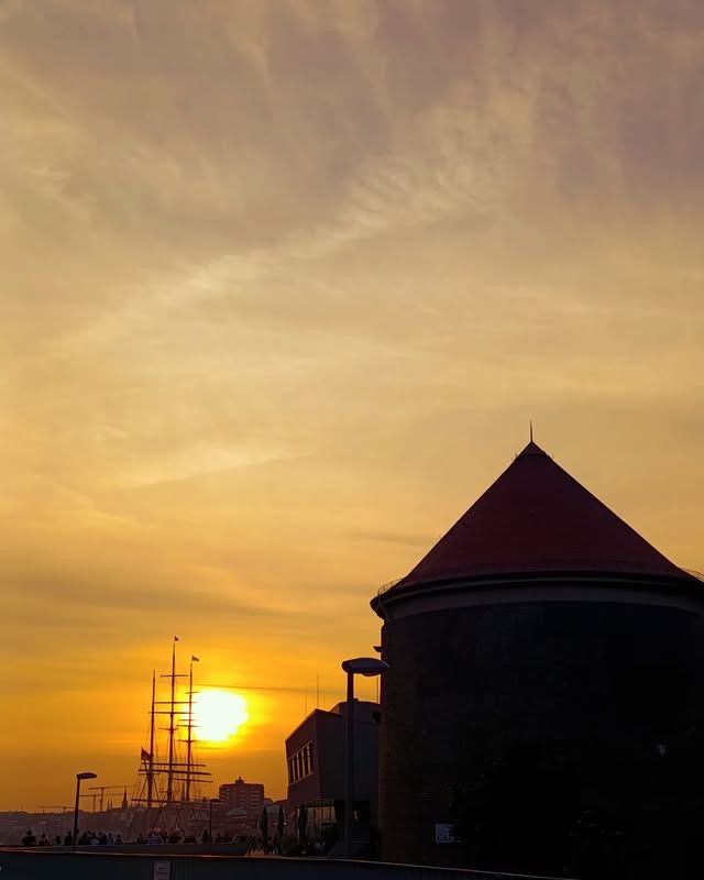 夕陽與航海的交響曲：呂貝克港口的黃昏之美