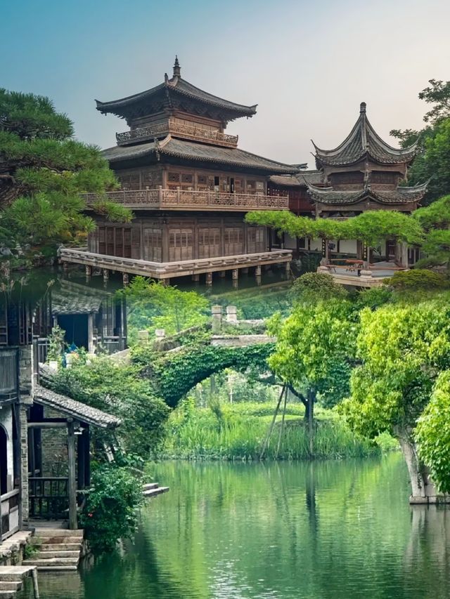 穿漢服嘅網紅同埋磨剪刀嘅匠人，邊個先至係真古鎮居民