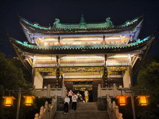 呢場大雨澆唔熄我對重慶嘅熱情！啱啱打卡完絕美夜景觀賞地鴻恩閣，即刻嚟俾你哋安利呢個寶藏景點 鴻恩