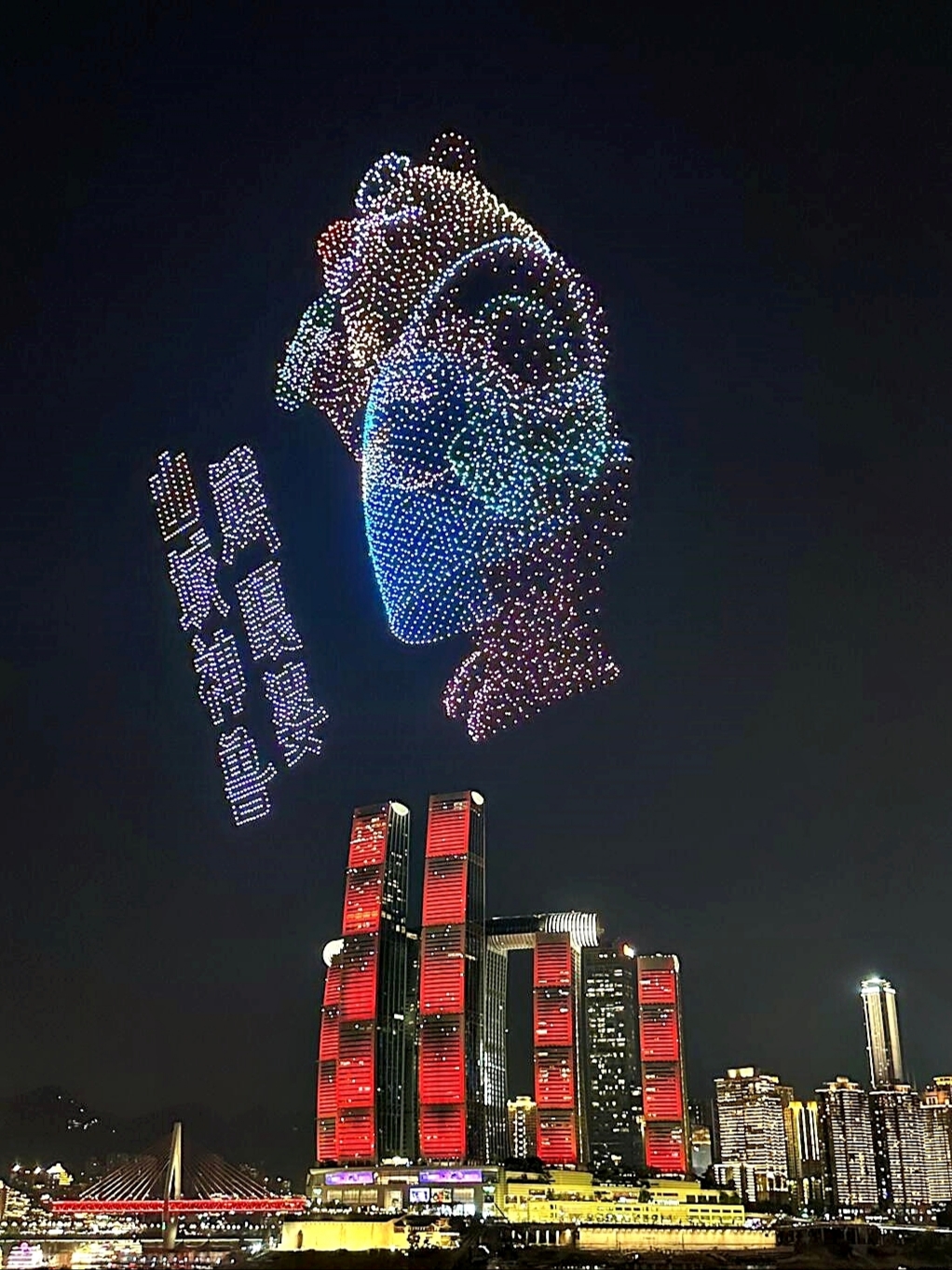 Tahukah Anda? Langit malam Chongqing di bulan Agustus akan didominasi oleh drone! Kami telah menyusun panduan menonton yang sangat lengkap, jadi tidak ada salahnya untuk ikut serta.
⏰ Perhatikan waktu pertunjukan
Setiap Sabtu malam pukul 21.00, tanggal-tanggal spesifiknya adalah 2, 9, 16, 23, dan 30 Agustus. Pertunjukan-pertunjukan ini memiliki waktu yang sangat pasti, jadi jangan ragu untuk datang!
Akan ada juga acara budaya, pariwisata, dan olahraga khusus pada 18 Agustus (Senin). Waktu spesifiknya harus menunggu pengumuman resmi. Saya dengar akan ada kejutan spesial✨
📍Tiga tempat menonton yang sangat bagus direkomendasikan
Lapangan Chaotianmen: 5 menit berjalan kaki dari Fox Atour Hotel, foto-foto yang diambil dapat berupa landmark kota dan pertunjukan drone dalam satu frame, nuansa teknologi berpadu dengan kembang api, teman-teman mengelilingi grid sembilan persegi posisi C dijadwalkan!
Teater Agung Jiangbeizui: Pemandangannya luas sekali, menghadap pemandangan malam persimpangan dua sungai. Saat drone berganti warna di langit malam, angin sungai berhembus sangat terasa ~ Turun di Stasiun Teater Agung Jalur 6 Metro, jalan kaki ke sana, wah!
Alun-Alun Menara Lonceng di Jalan Nanbin: Pemandangan di sepanjang sungai sangat cocok untuk pasangan! Perpaduan pertunjukan cahaya dan drone, fotografi kasual akan menjadi momen romantis yang luar biasa, jangan lupa membawa flash kecil, cocok untuk potret ~
🚗 Saran Perjalanan
Lebih disarankan naik kereta ringan + jalan kaki! Setelah keluar dari Stasiun Teater Agung Jalur 6, jalan kaki selama 10 menit ke area pengamatan.
Bagi yang berkendara, pergilah ke tempat parkir bawah tanah Changjiahui (pintu masuk Jalan Nanbin), parkir mobil, dan jalan kaki 3 menit ke dek observasi, sangat nyaman!
Bayangkan ribuan drone bertransformasi menjadi berbagai pola di atas kepala di malam hari, dengan pemandangan malam Chongqing yang indah, dan satu jepretan saja sudah menjadi momen perjalanan yang luar biasa! Ajak pacar dan pasangan Anda untuk kencan romantis di langit malam musim panas ini.