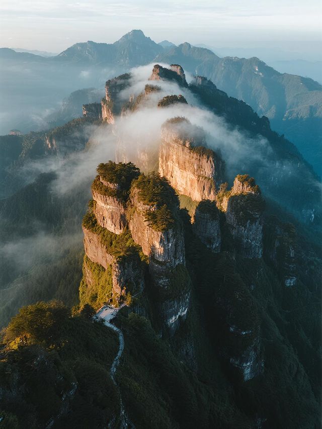 聖堂山的秋天，是離天最近的五彩畫卷