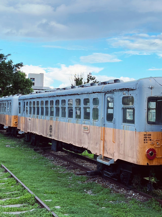 🚉 Taitung Old Railway Platform: A Journey into Taiwan's Rustic Soul! 🌾
