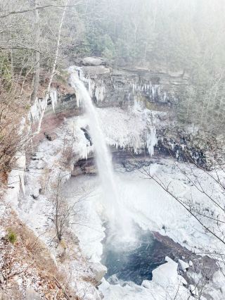 คู่มือน้ำตกในฤดูหนาวของนิวยอร์กที่เป็นน้ำแข็ง