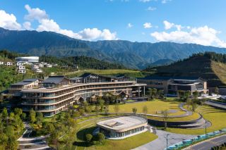 รีสอร์ทหรูแห่งใหม่ของ InterContinental มอบประสบการณ์การพักผ่อนที่สมบูรณ์แบบท่ามกลางทุ่งหญ้าบนก้อนเมฆ