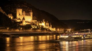 おとぎ話の城の朝霧の出会い