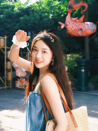 เจดีย์หมิงที่ปิดทองและจารึกด้วยแผ่นป้ายสีแดงซ่อนมุมหนึ่งของวัดโบราณไว้ เผยให้เห็นทิวทัศน์อันเงียบสงบและเป็นแบบเซนของภูเขาไท่ซาน