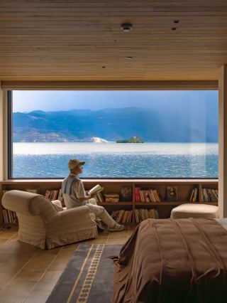 湖畔で眠り、目覚めると神山が見える、そんな夏