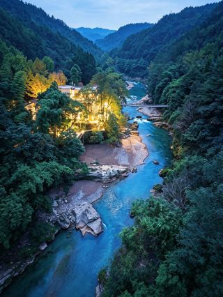 Qingchengshan creekside guesthouse tucked into the forest, falling asleep to the sound of flowing water