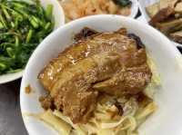 台北饒河街美食｜后庒排骨酥麵，料多味美，特製控肉飯很好吃