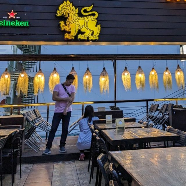 ホワイクワン・テラスで、プーパッポンカリーとパッタイとカオパットの晩ごはん…シンハービールとエスコーラで乾杯。