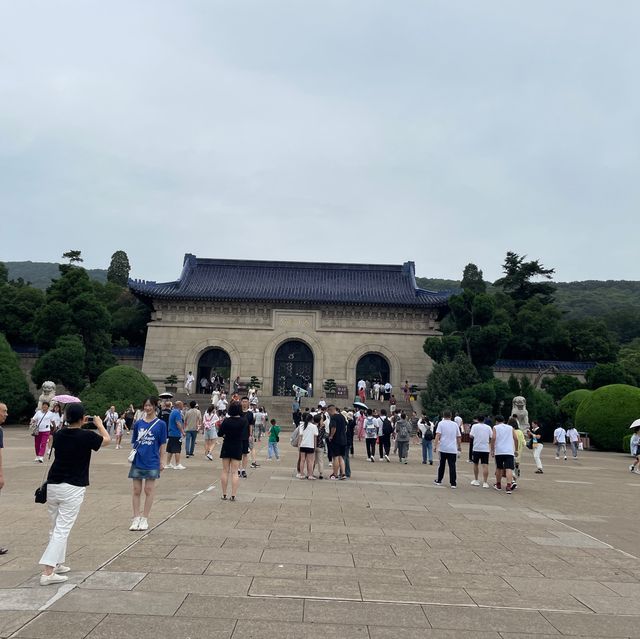 來中山陵緬懷一代偉人