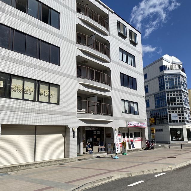 ボリュームすごすぎ！アツアツさくさくが美味しいから揚げ専門店からっと！明石市西新町駅前