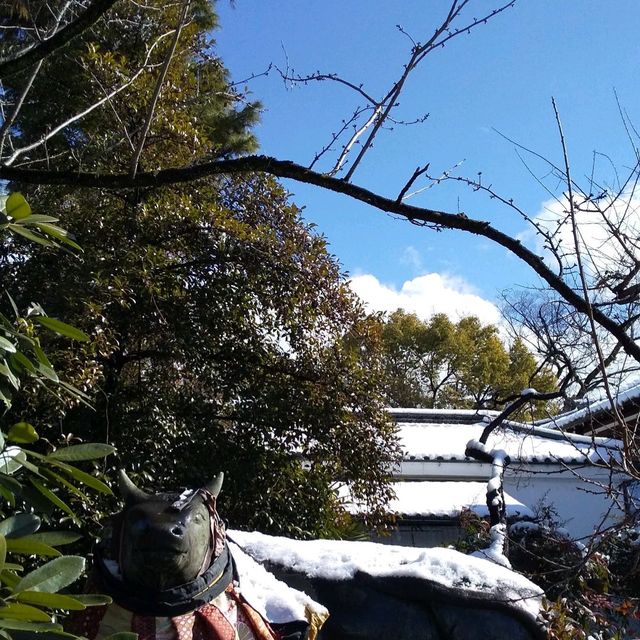 京都 北野天満宮の『なで牛』に雪が積もっていた。