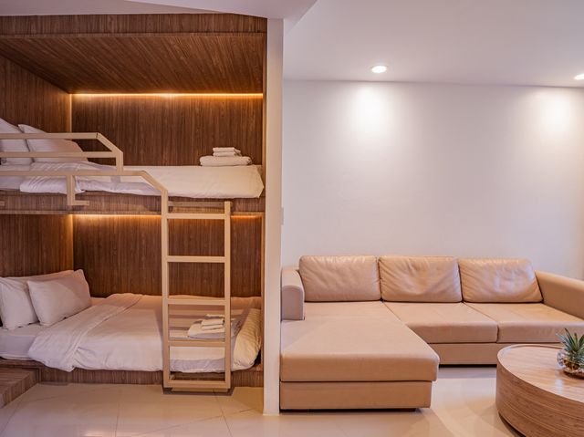รีสอร์ทวิวภูเขา สระว่ายน้ำมีนกฟลามิงโก้สีชมพู 