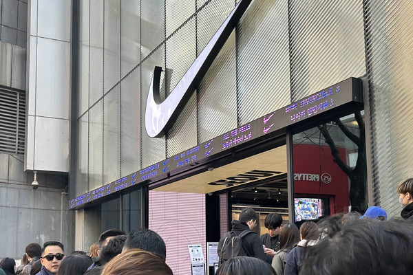NIKE カスタムキャップ　明洞　ソウルカラー　1点もの NIKE カスタムキャップ 明洞 ソウルカラー 1点もの - メルカリ