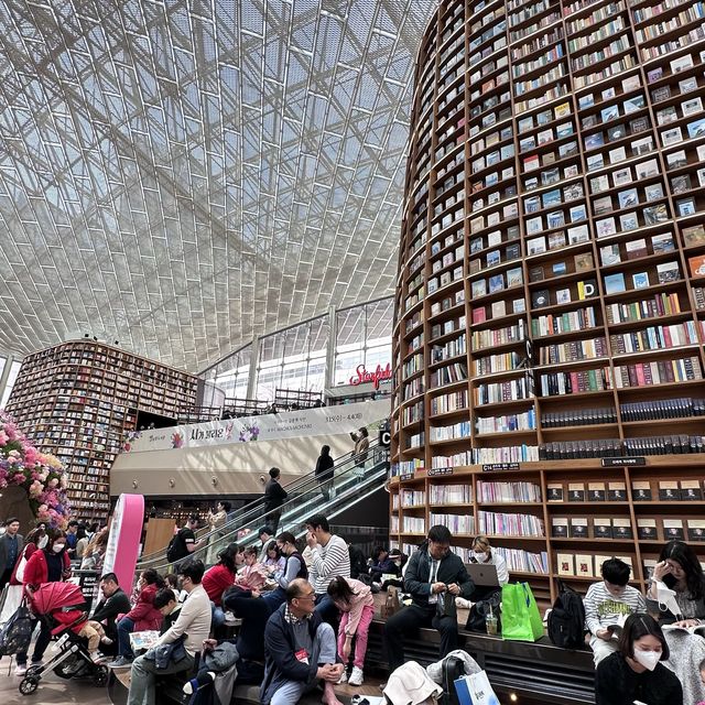 Starfield Coex Library, Full of 📚